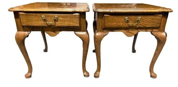 Pair of Thomasville Vintage Solid Oak Queen Anne Side Tables Late 20th Century - 7