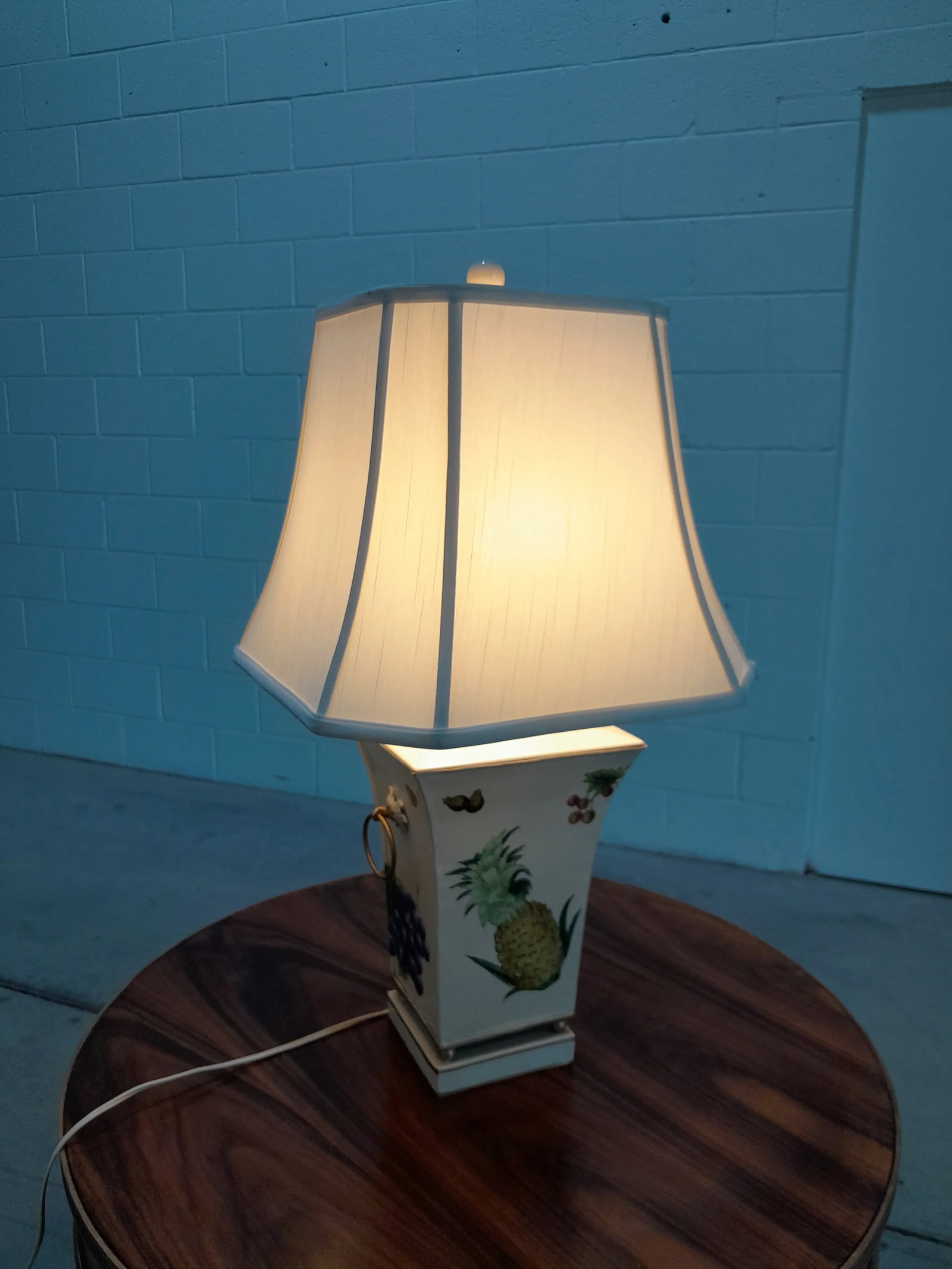 1990s Scully & Scully Style French Country Pineapple and Floral Table Lamp With Silk Shade - 11