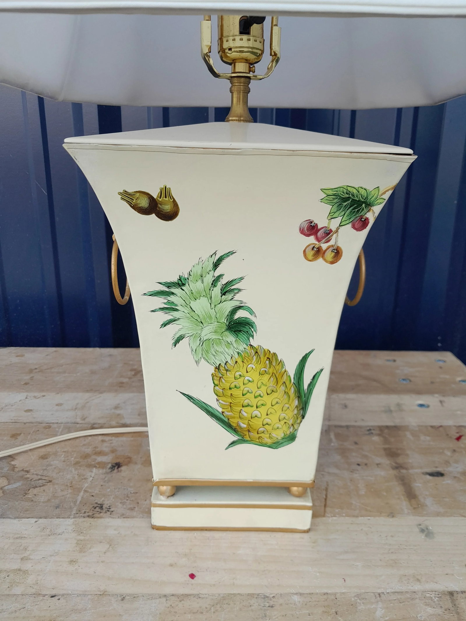 1990s Scully & Scully Style French Country Pineapple and Floral Table Lamp With Silk Shade - 2