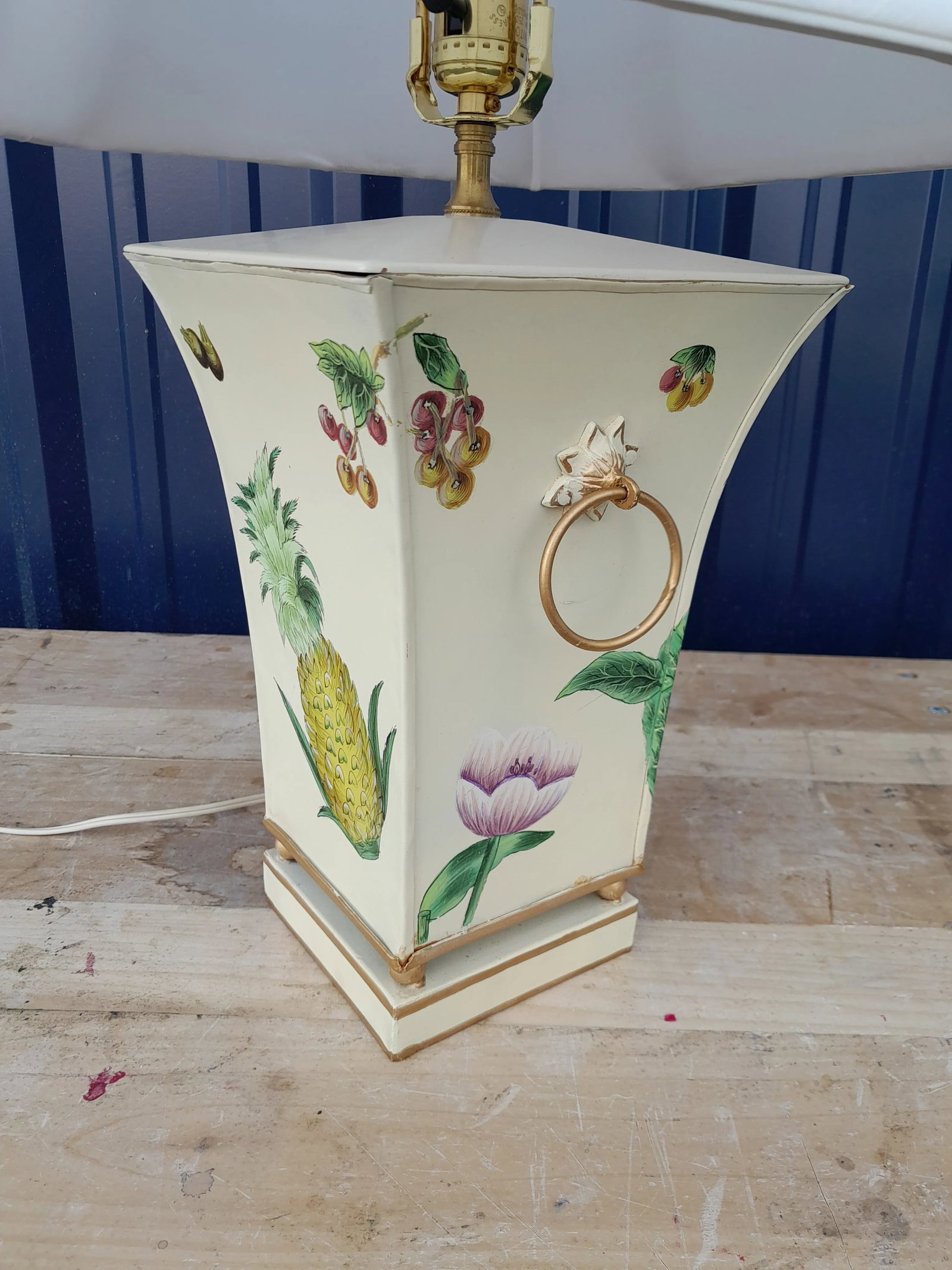 1990s Scully & Scully Style French Country Pineapple and Floral Table Lamp With Silk Shade - 3