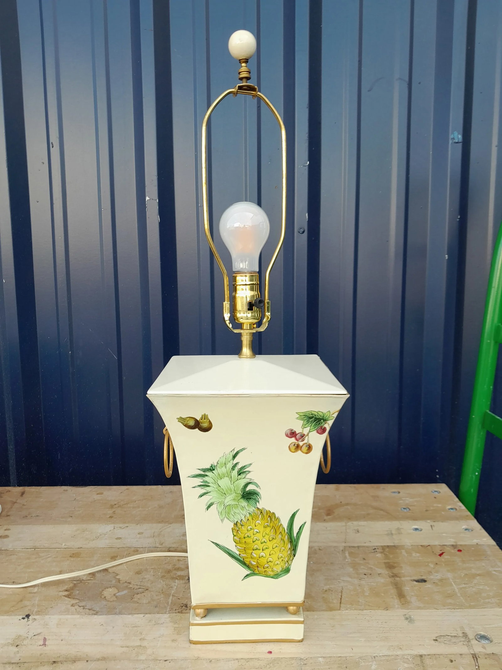 1990s Scully & Scully Style French Country Pineapple and Floral Table Lamp With Silk Shade - 4