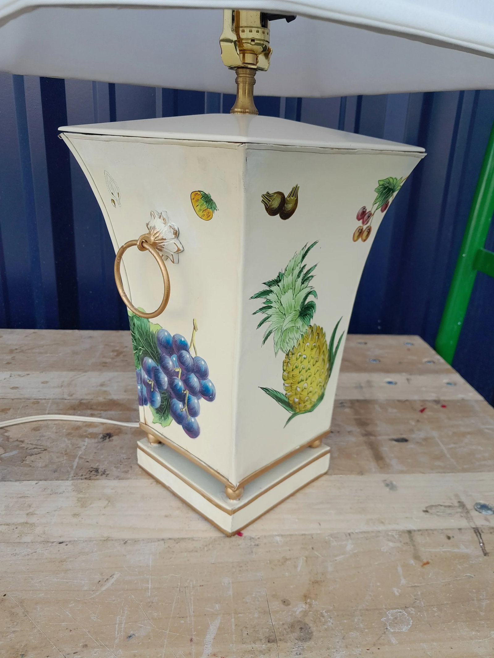 1990s Scully & Scully Style French Country Pineapple and Floral Table Lamp With Silk Shade - 5