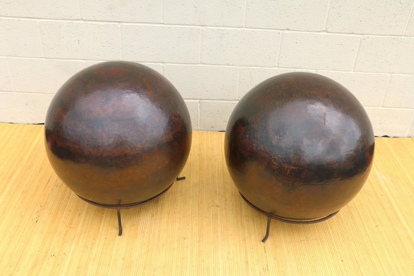 1980s Vintage Pair of Copper Spheres Sculptures by Robert Kuo - 2