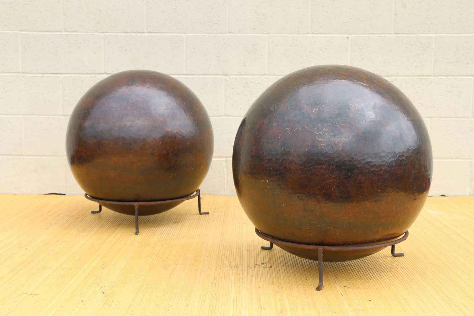 1980s Vintage Pair of Copper Spheres Sculptures by Robert Kuo - 3
