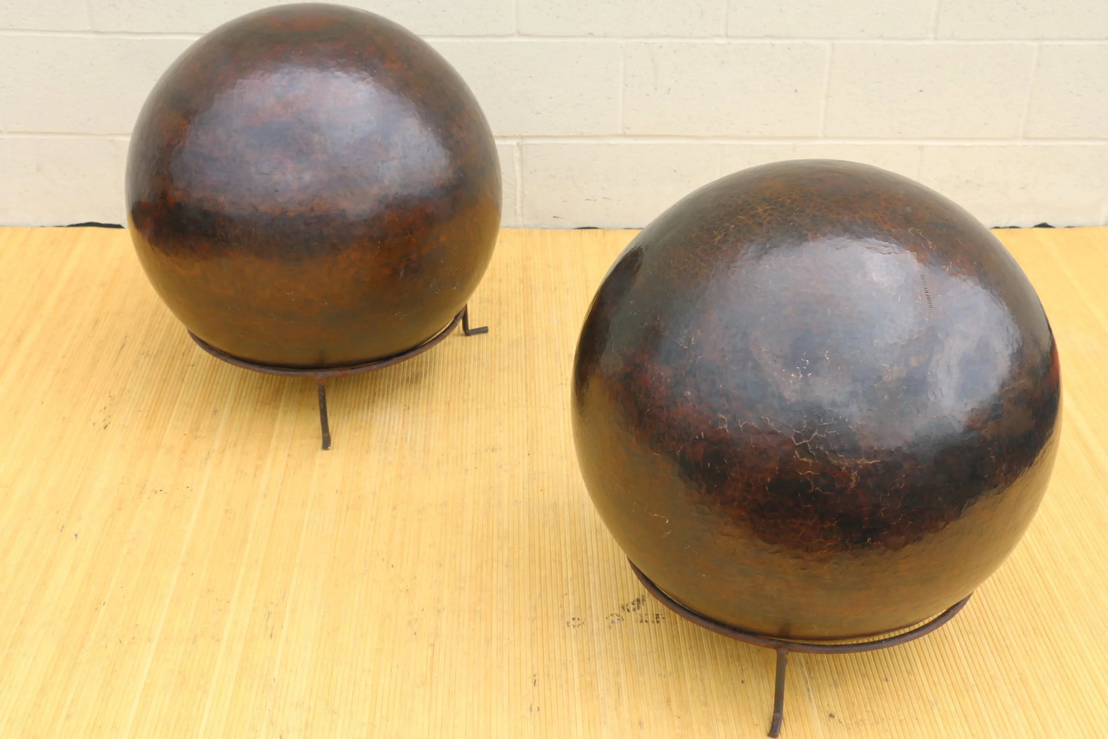 1980s Vintage Pair of Copper Spheres Sculptures by Robert Kuo - 4