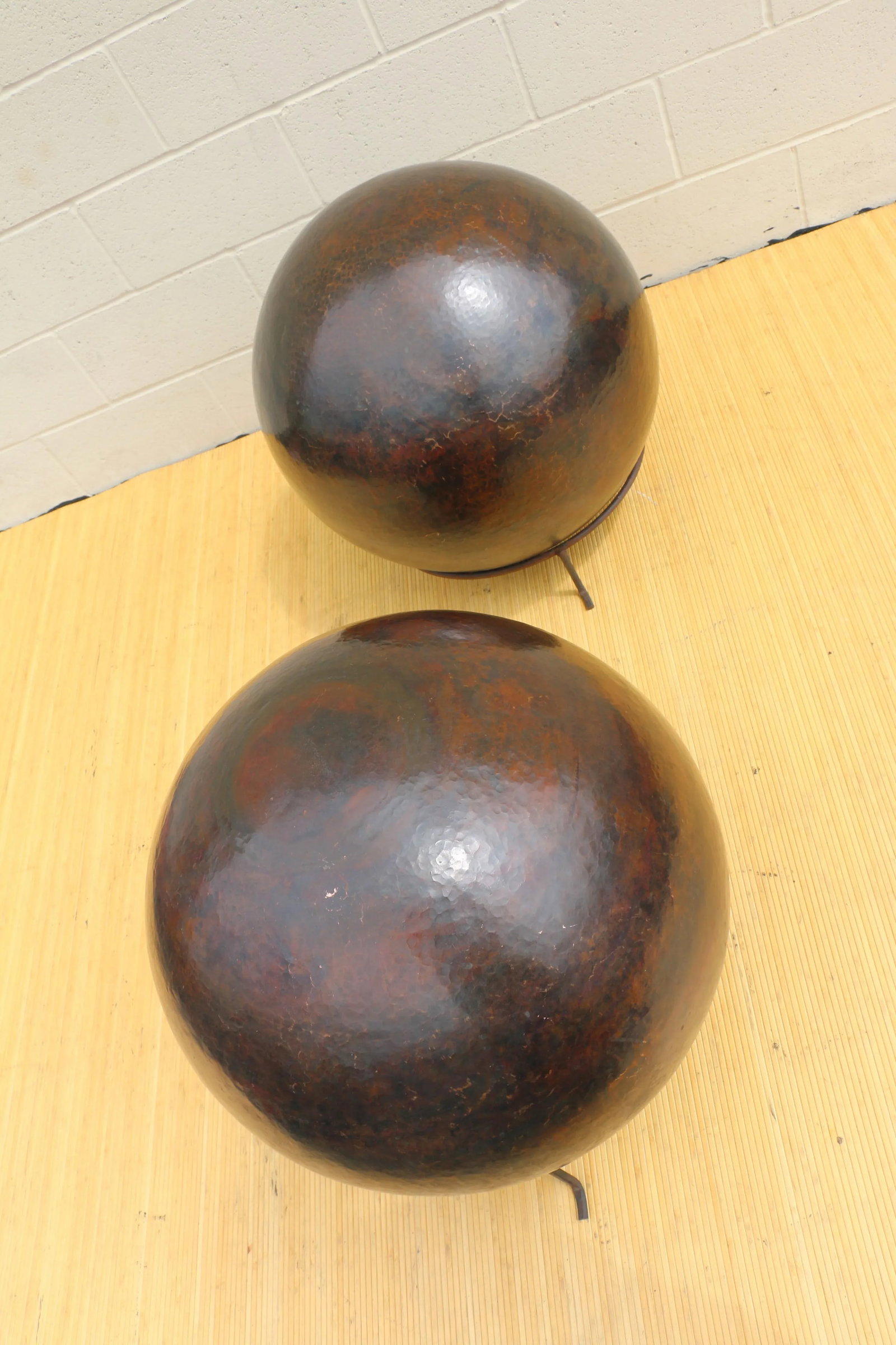 1980s Vintage Pair of Copper Spheres Sculptures by Robert Kuo - 5