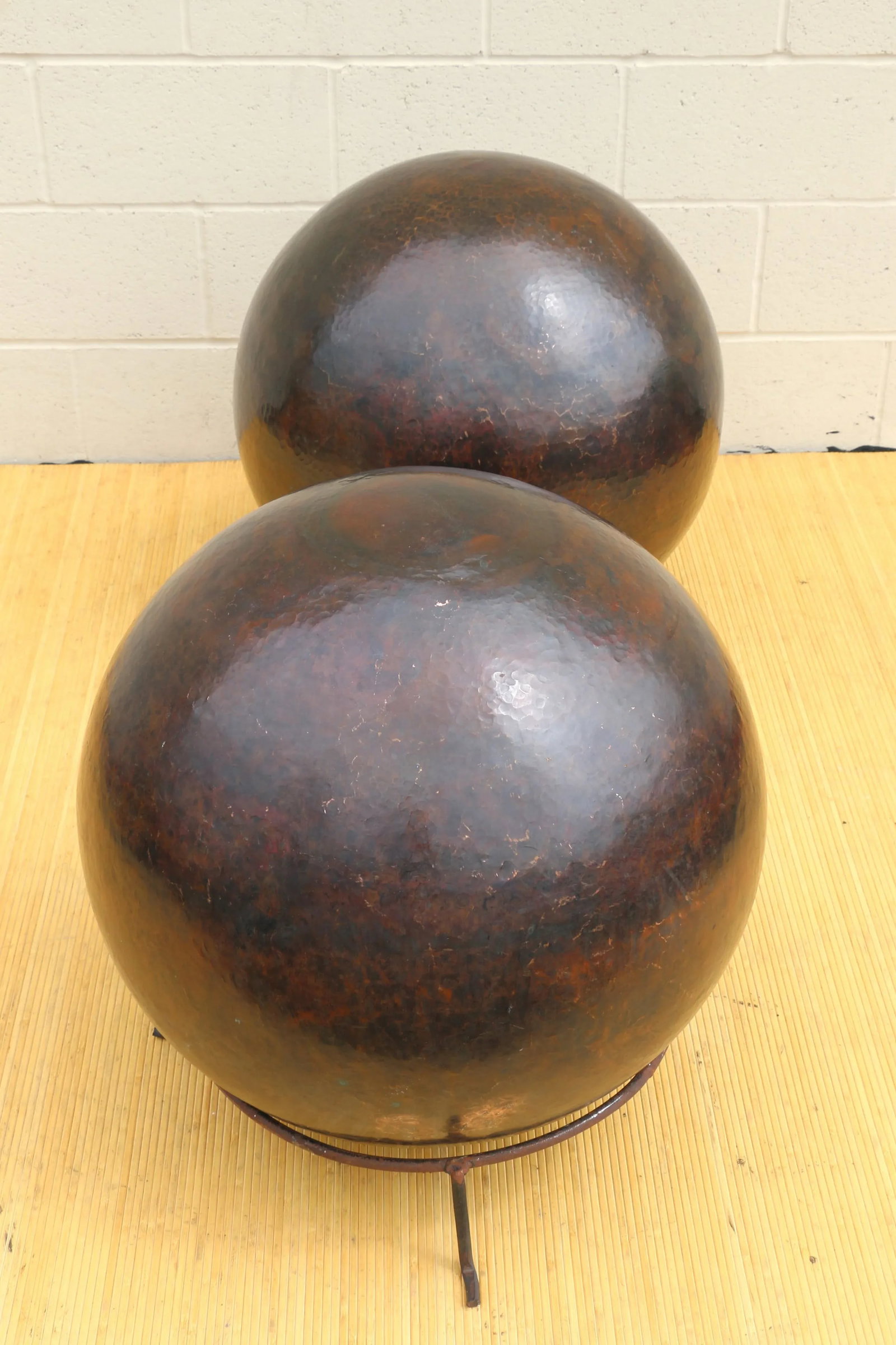 1980s Vintage Pair of Copper Spheres Sculptures by Robert Kuo - 6