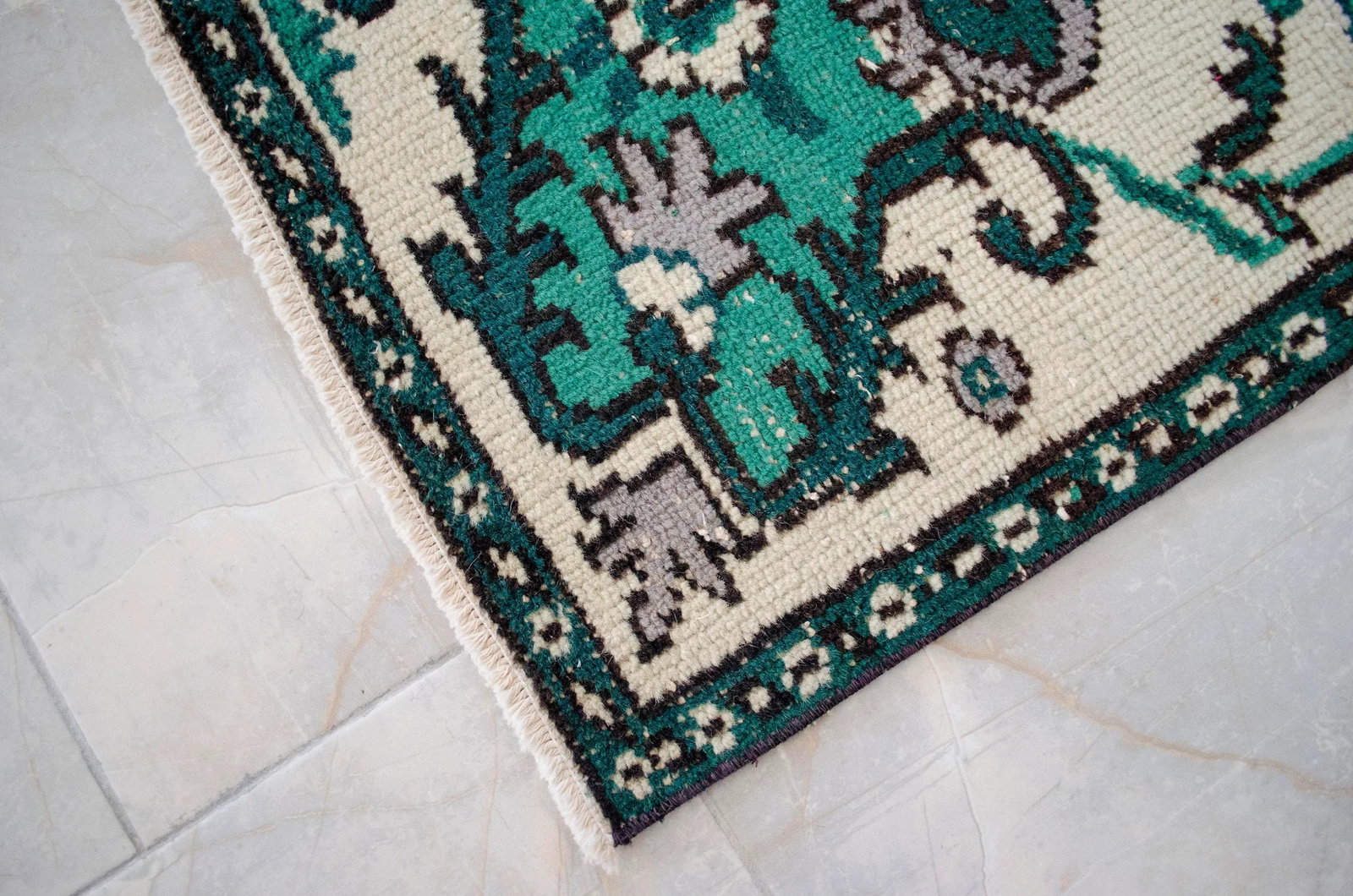 Vintage Turkish Hand Knotted Area Rug - 5"²5"³ × 8"²9"³ - 12