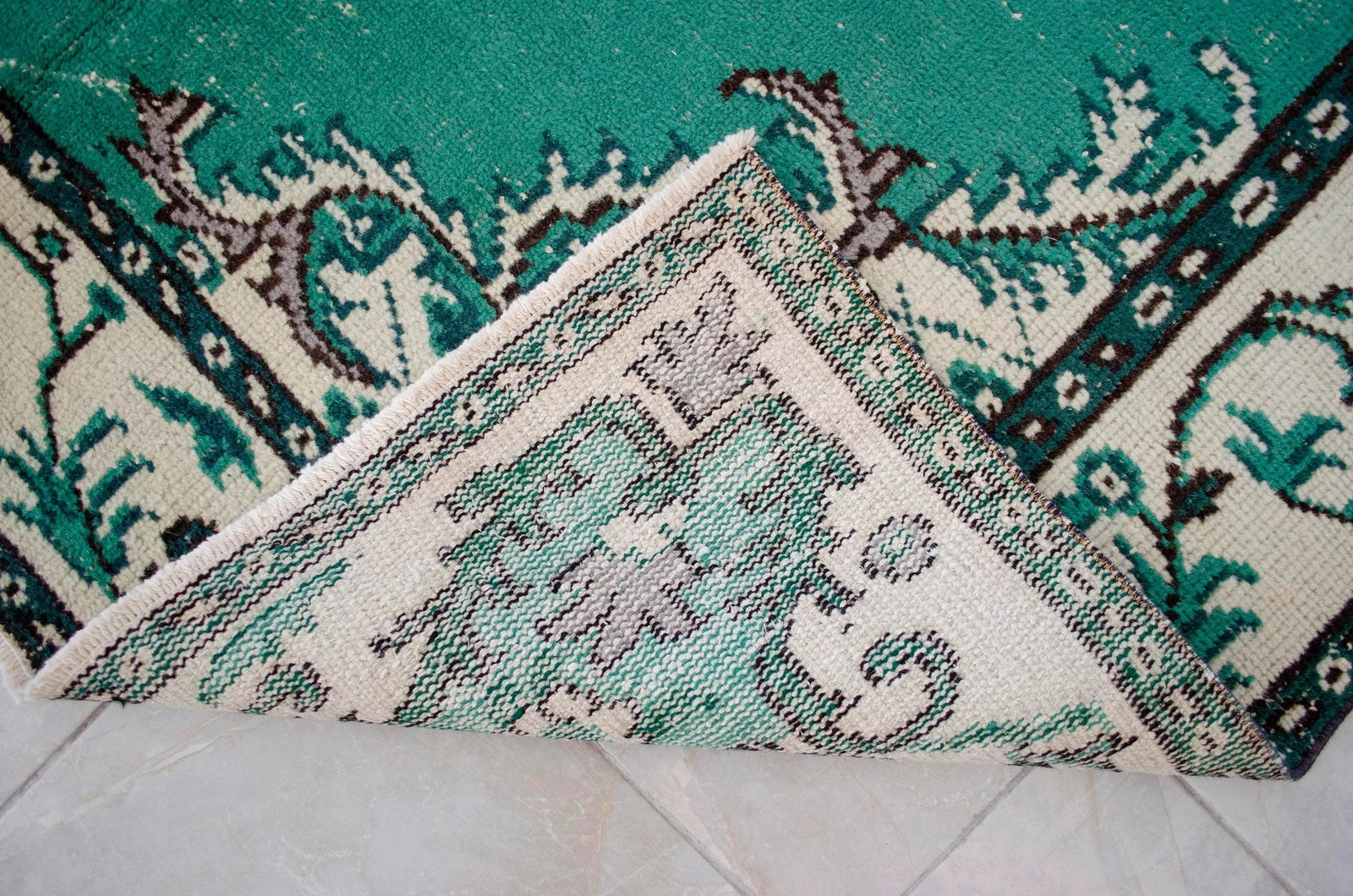 Vintage Turkish Hand Knotted Area Rug - 5"²5"³ × 8"²9"³ - 13