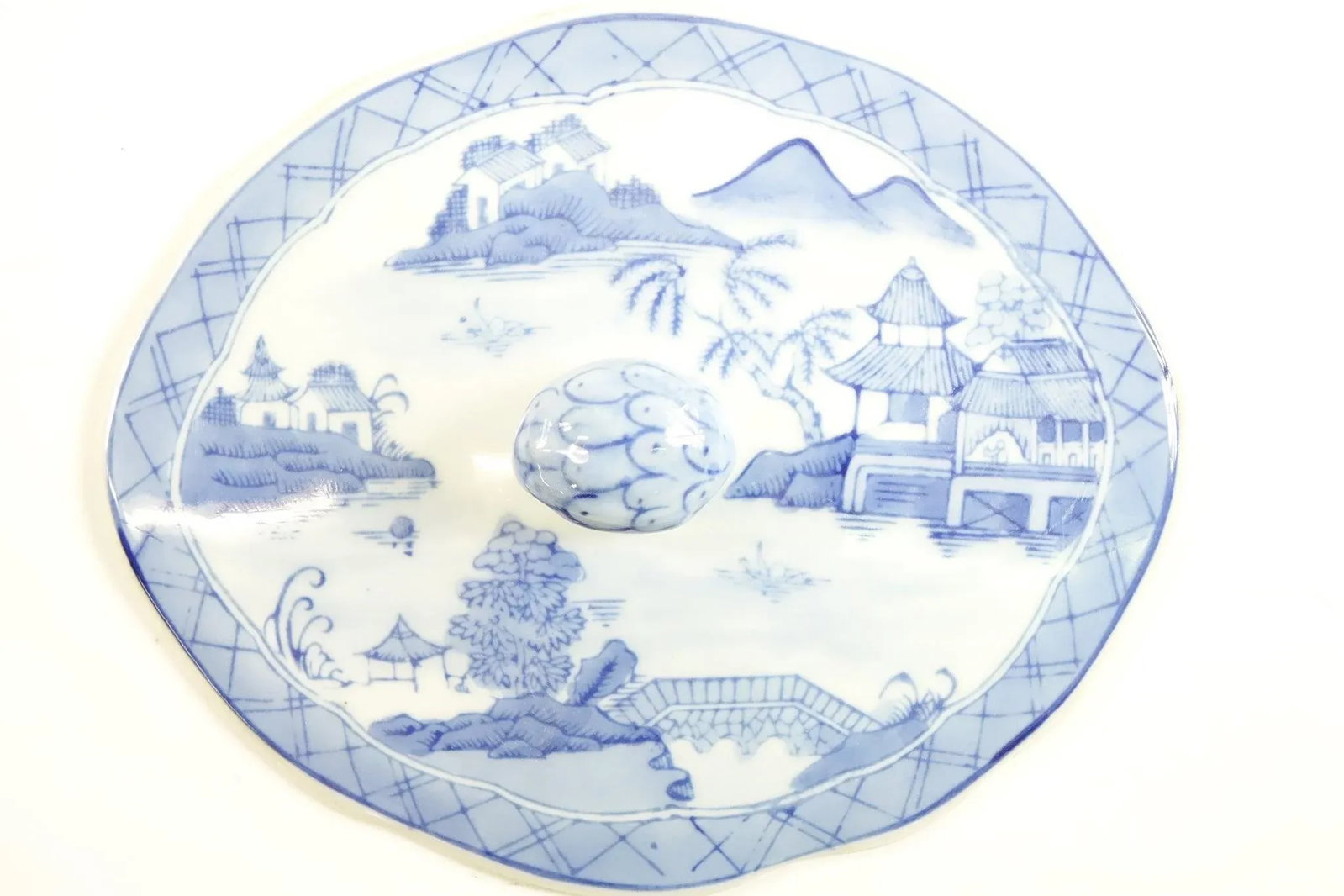 Antique Chinese Blue and White Porcelain Dish With a Lid - 4