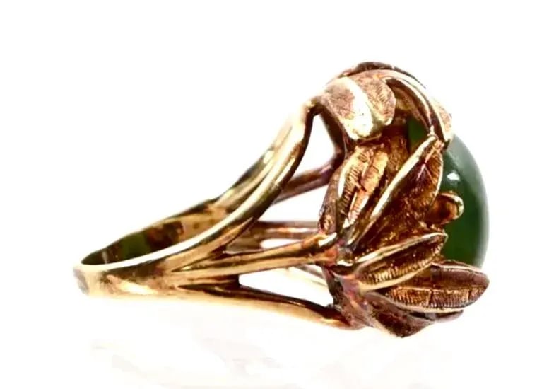 14k Gold and Jade Cabochon Floriform Ring - 4