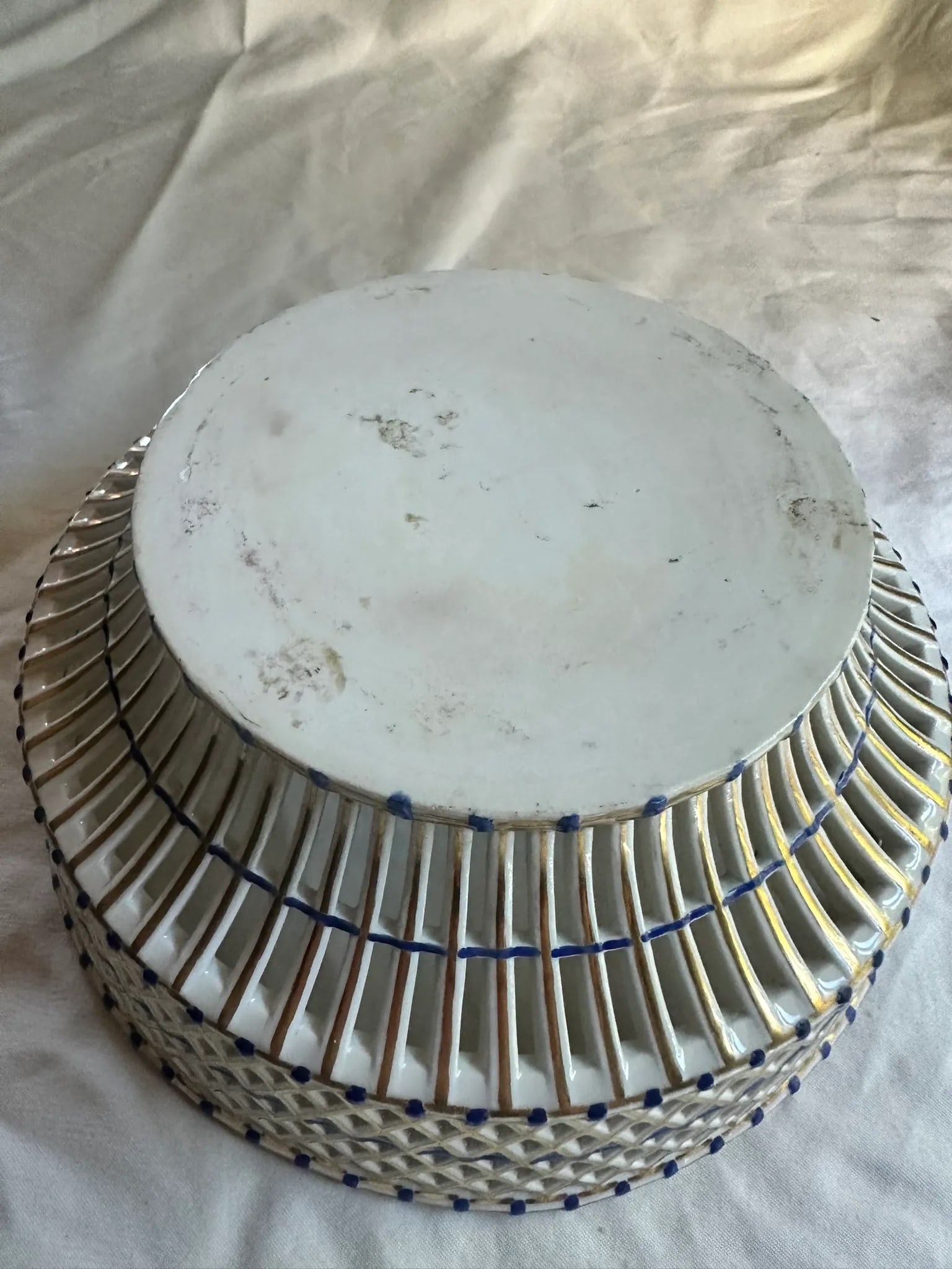 Vienna Porcelain Reticulated Bowl on Stand. White, Blue, Gold. 18th C. - 10
