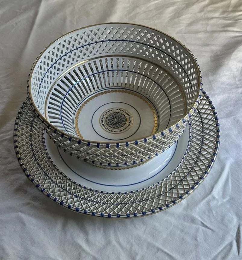 Vienna Porcelain Reticulated Bowl on Stand. White, Blue, Gold. 18th C. - 2