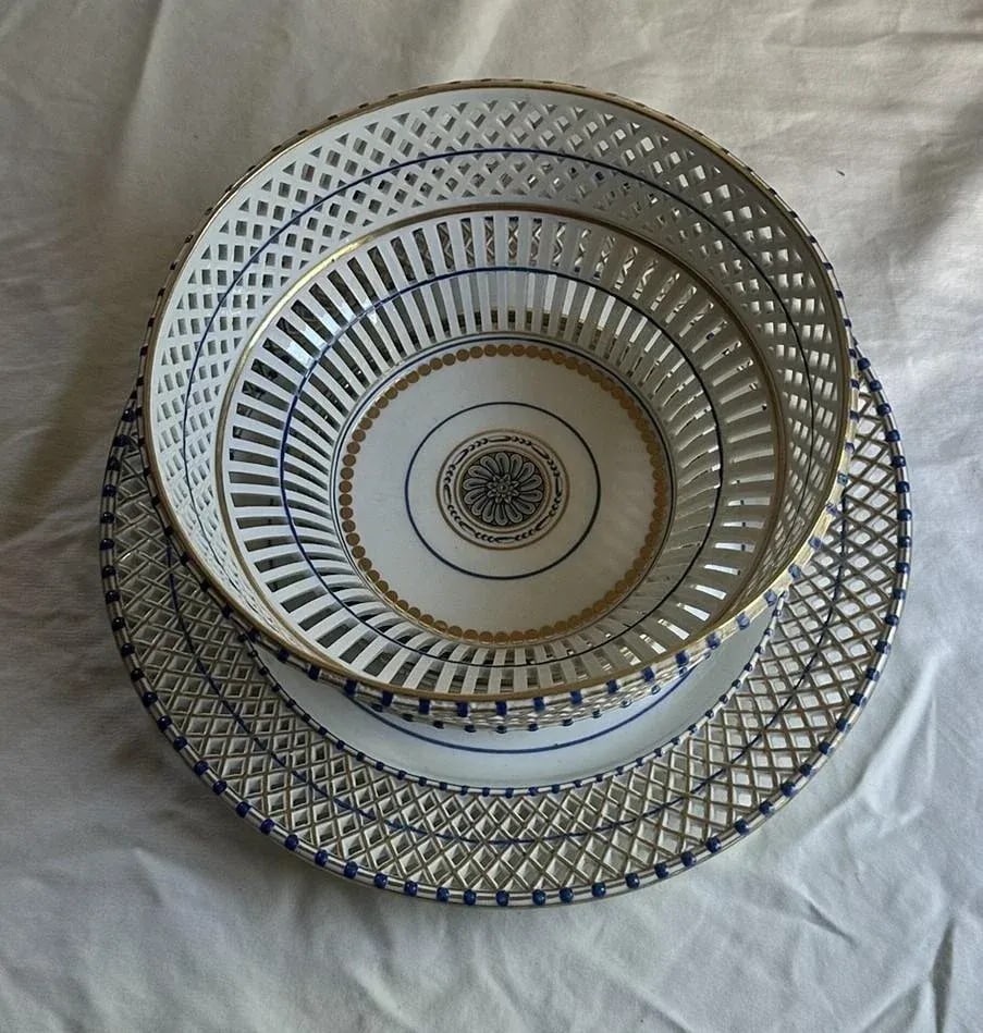 Vienna Porcelain Reticulated Bowl on Stand. White, Blue, Gold. 18th C. - 3
