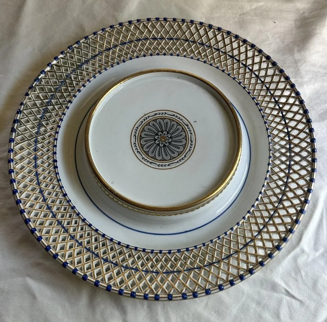 Vienna Porcelain Reticulated Bowl on Stand. White, Blue, Gold. 18th C. - 5