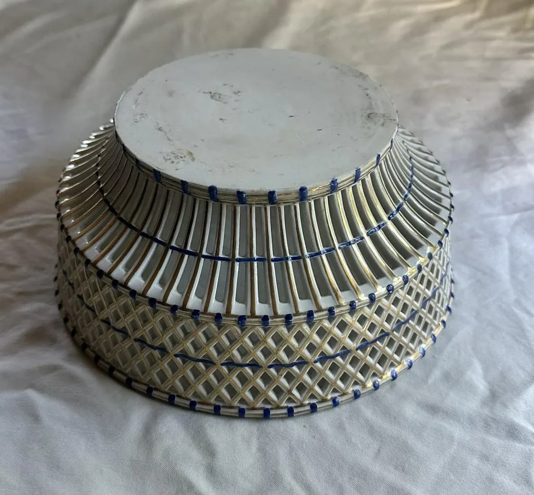 Vienna Porcelain Reticulated Bowl on Stand. White, Blue, Gold. 18th C. - 6