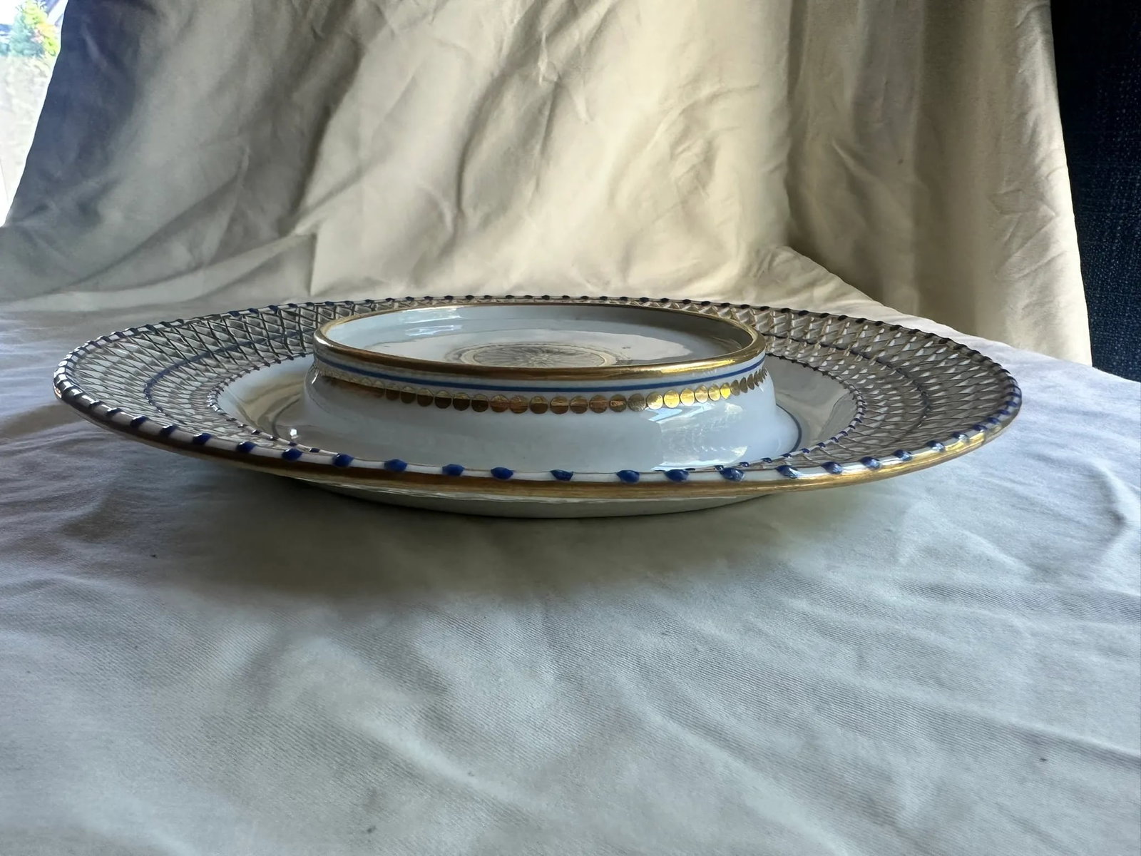 Vienna Porcelain Reticulated Bowl on Stand. White, Blue, Gold. 18th C. - 7