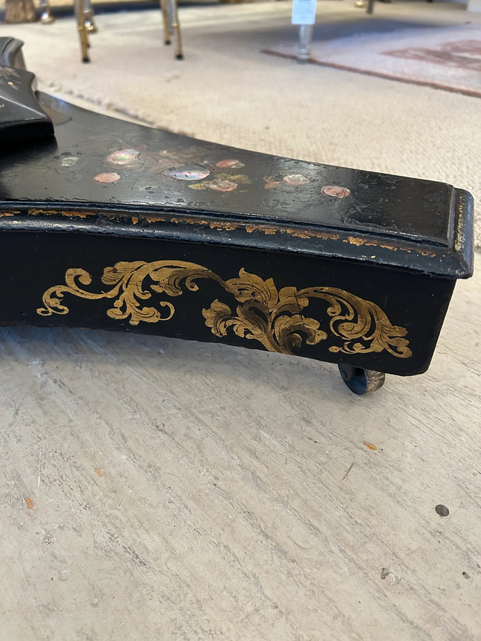 19th Century English Regency Black Lacquer and Inlaid Round Dining Table - 10