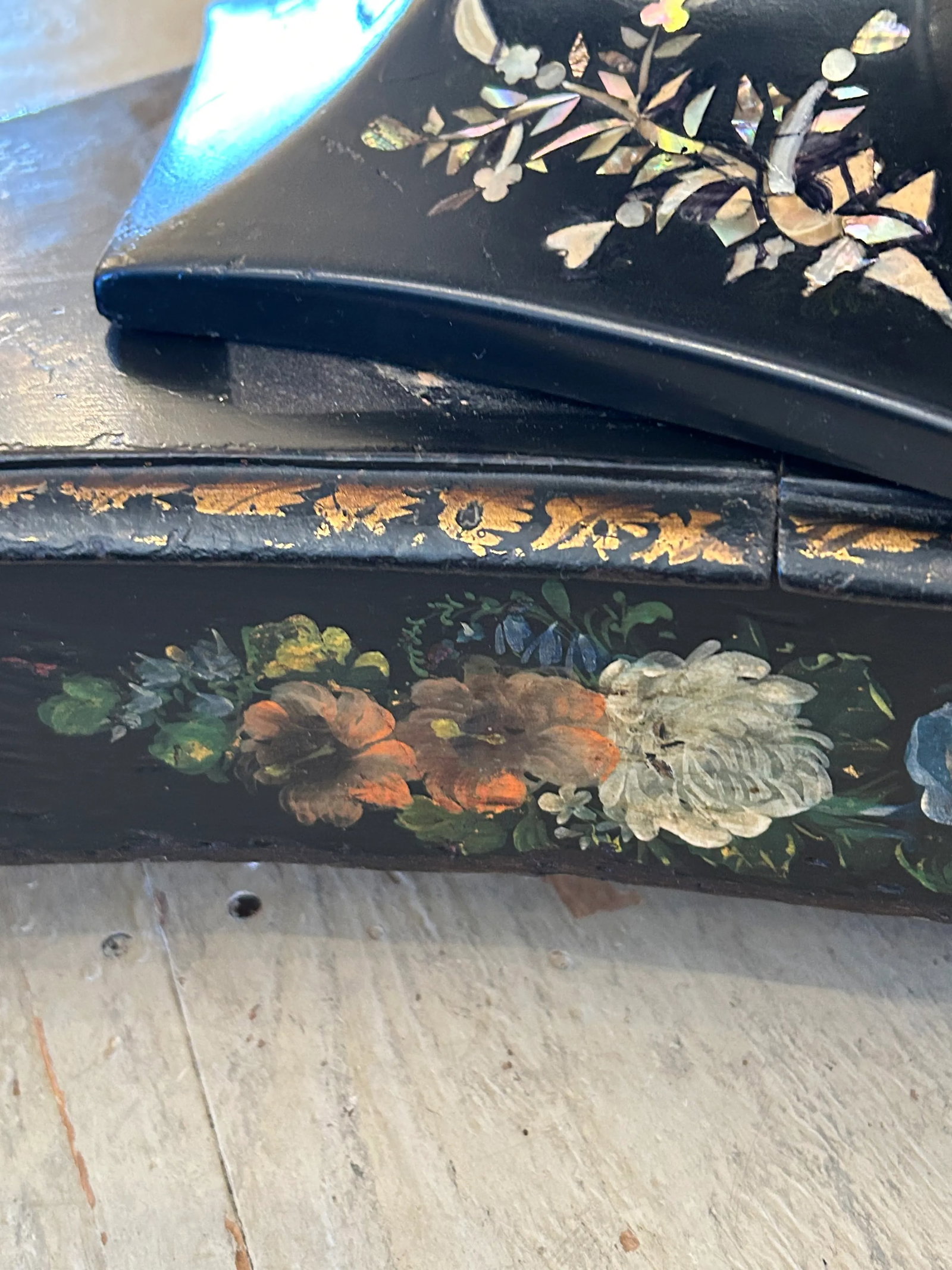 19th Century English Regency Black Lacquer and Inlaid Round Dining Table - 14