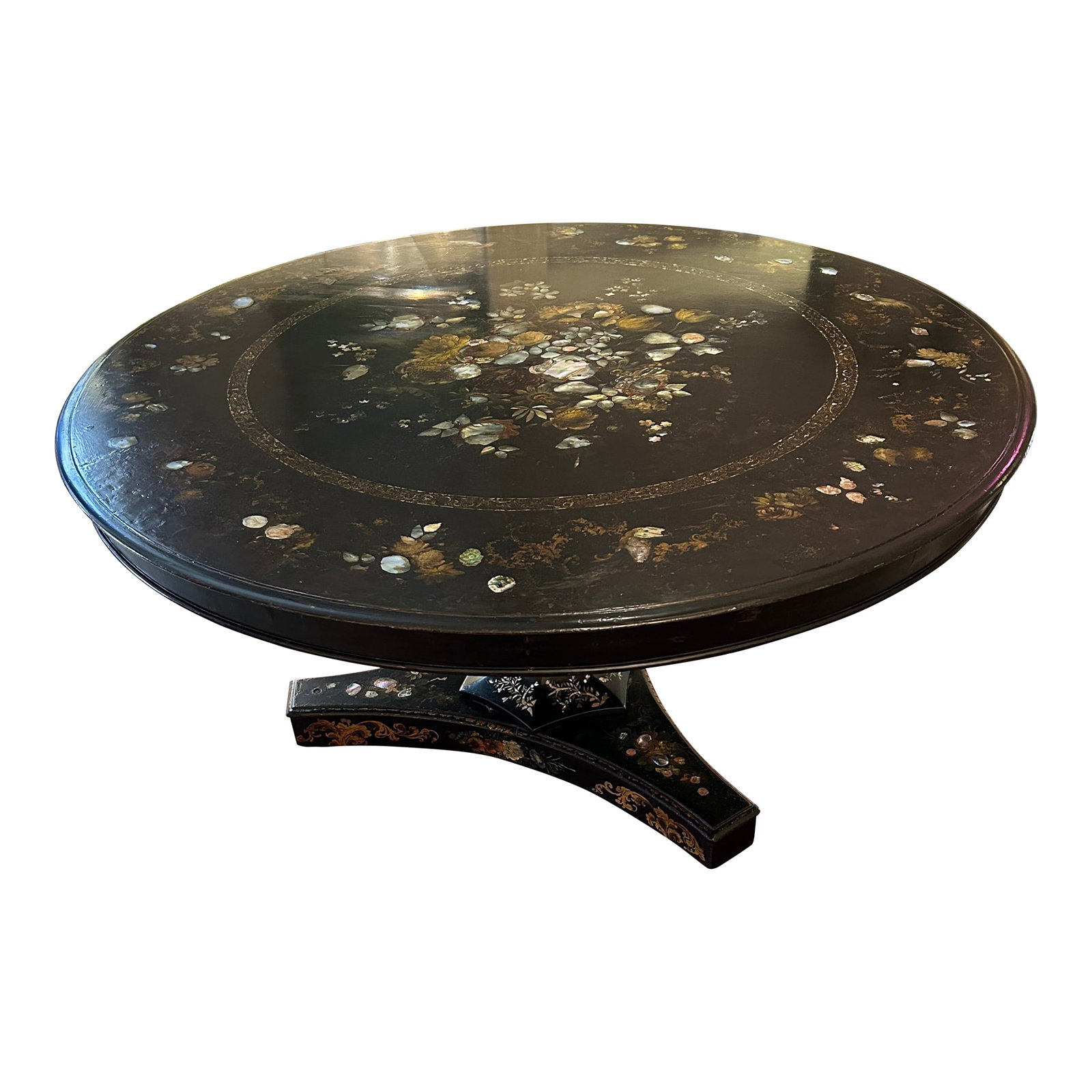 19th Century English Regency Black Lacquer and Inlaid Round Dining Table: 19th century English Regency black lacquer round dining or center table magnificently adorned with chinoiserie style motifs and mother of pearl inlay. The circular top rests on a tapering pedestal