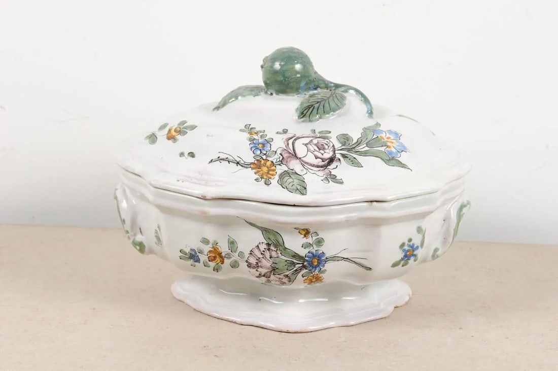 1750s Mid 18th Century French Faience Soup Tureen - 4