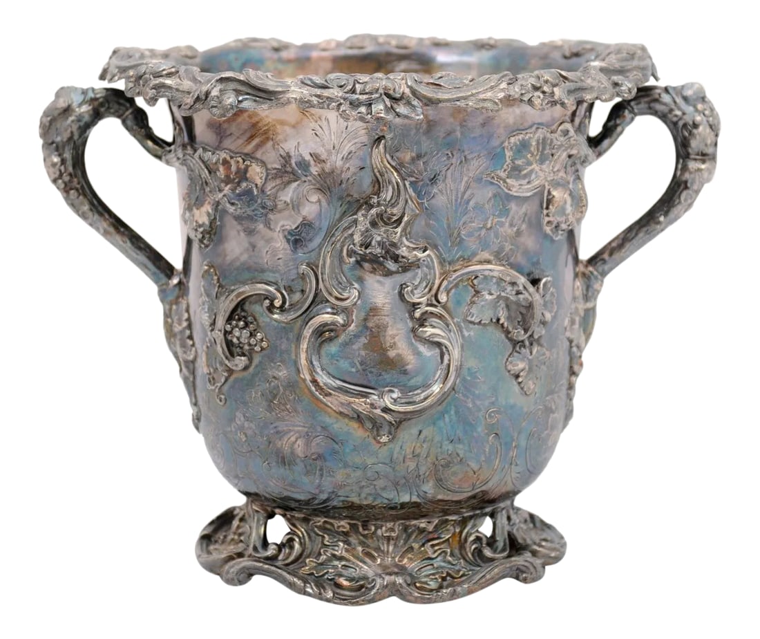 English 19th Century George III Sheffield Silver on Copper Champagne Bucket: An English George III period Sheffield silver on copper champagne bucket from the early 19th century, with grape motifs. Created in England during the reign of King George III, this champagne bucket f