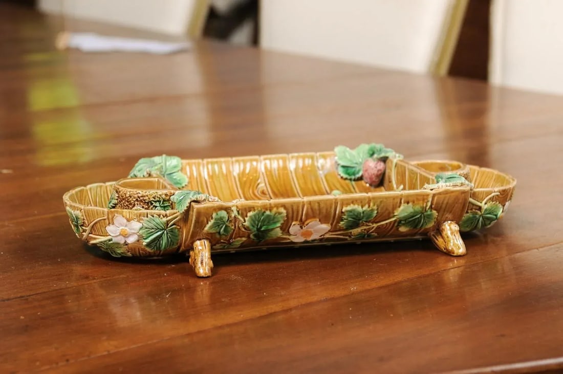 English 19th George Jones Majolica Serving Tray with Strawberries and Flowers - 2