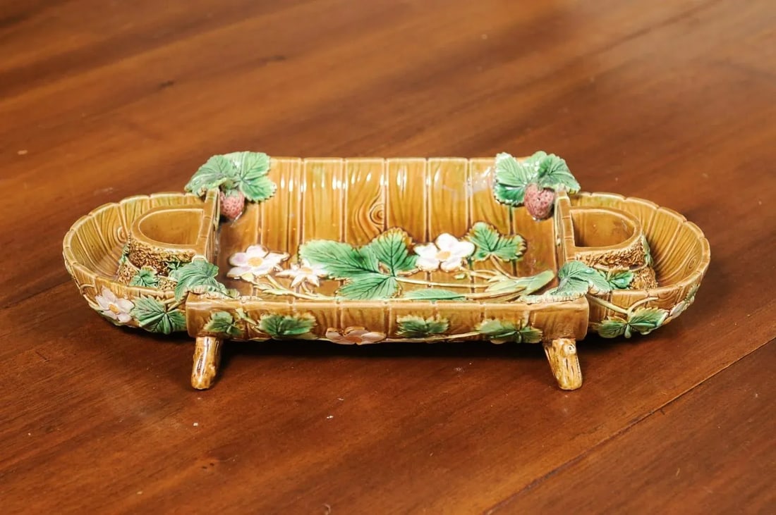 English 19th George Jones Majolica Serving Tray with Strawberries and Flowers - 9