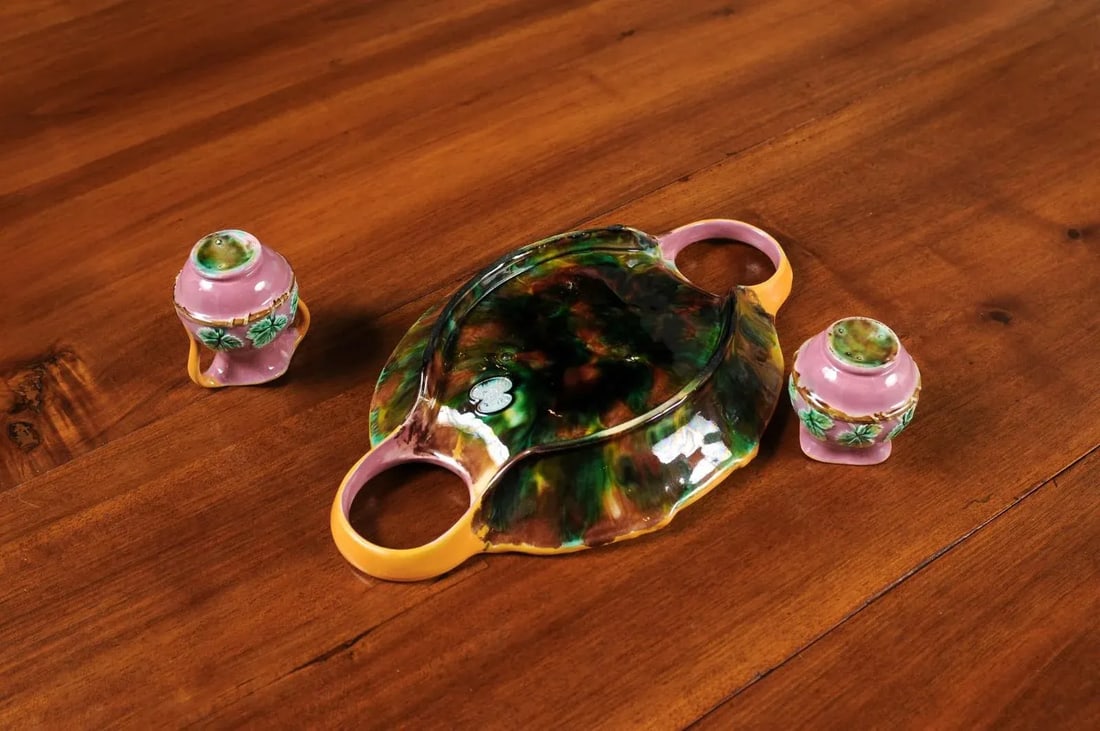 English 19th Century Majolica Serving Tray with Two Pitchers by George Jones - 2