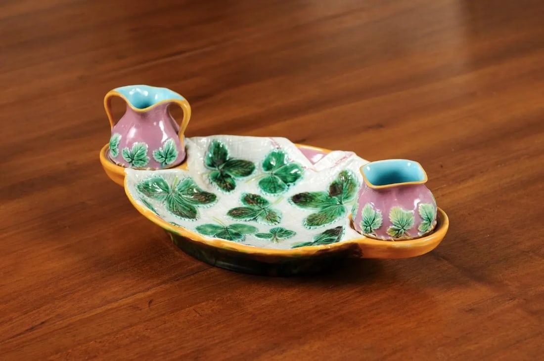 English 19th Century Majolica Serving Tray with Two Pitchers by George Jones - 3