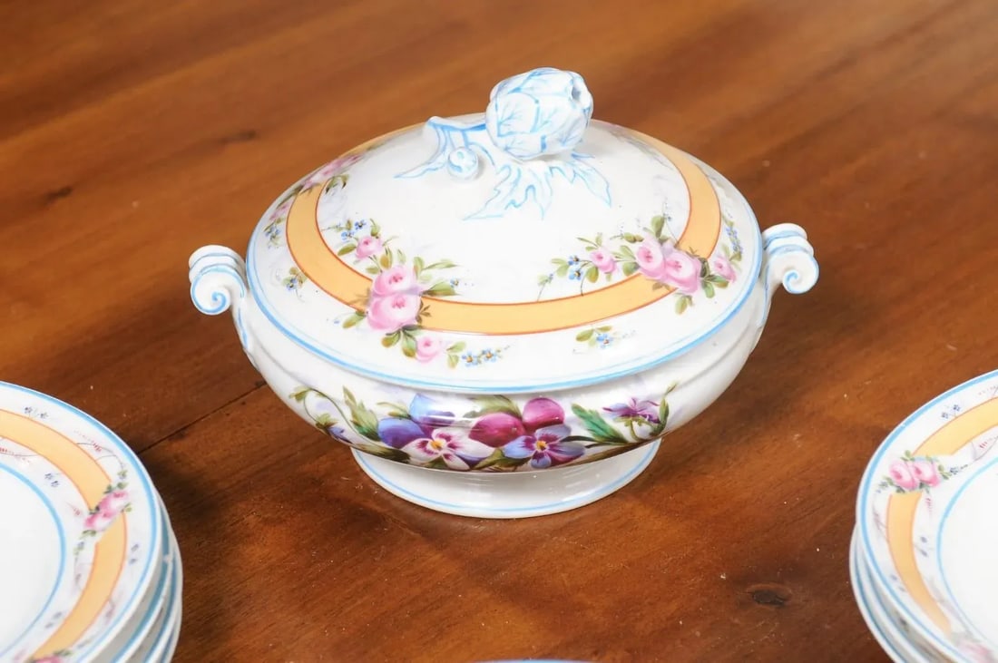 19th Century Porcelaine de Paris Floral Dish Set with Casserole and Plates Set- 9 Pieces - 10