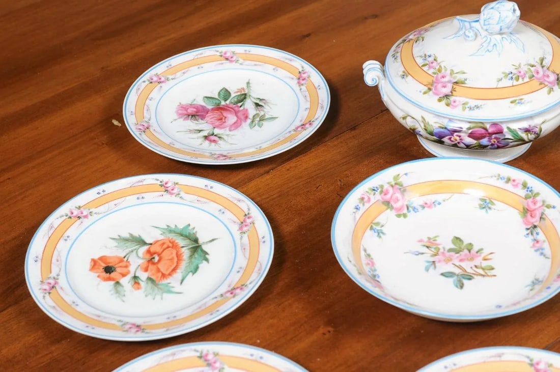 19th Century Porcelaine de Paris Floral Dish Set with Casserole and Plates Set- 9 Pieces - 12
