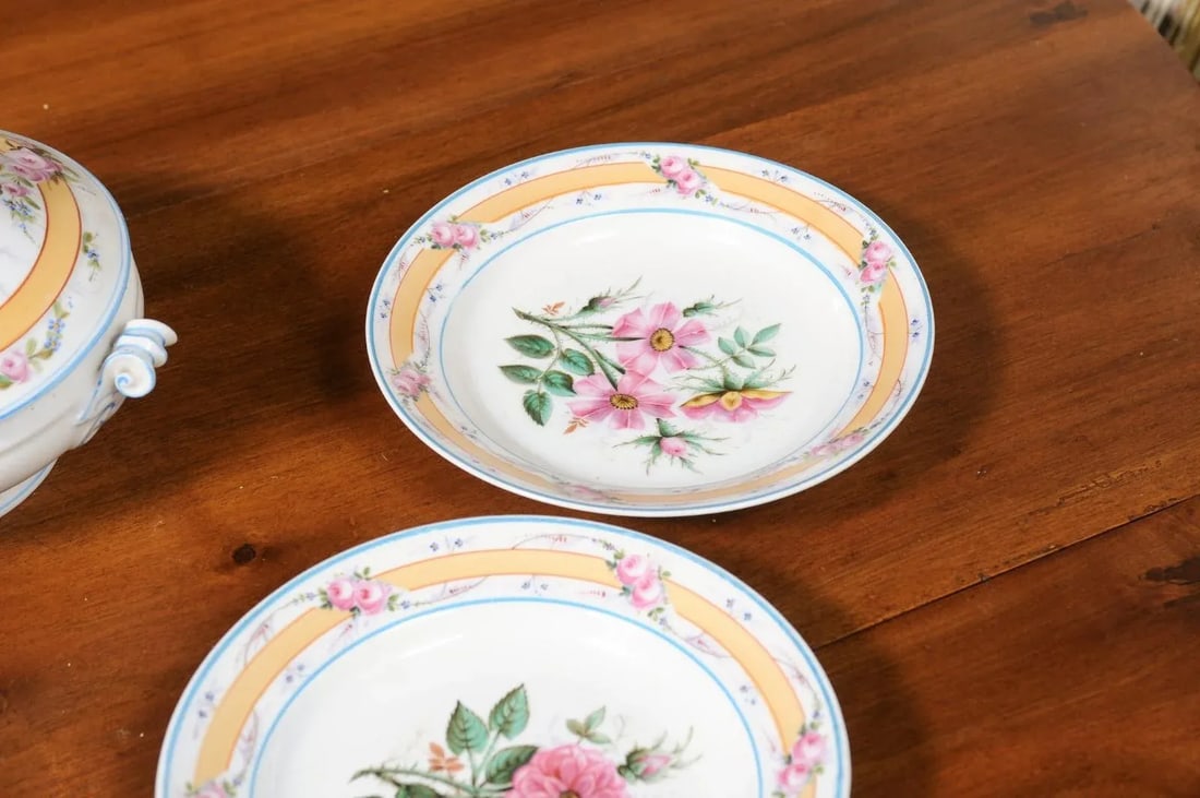 19th Century Porcelaine de Paris Floral Dish Set with Casserole and Plates Set- 9 Pieces - 3