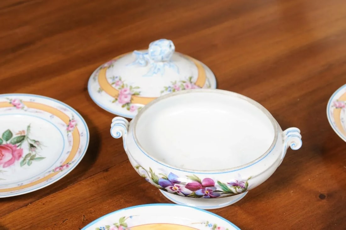 19th Century Porcelaine de Paris Floral Dish Set with Casserole and Plates Set- 9 Pieces - 4