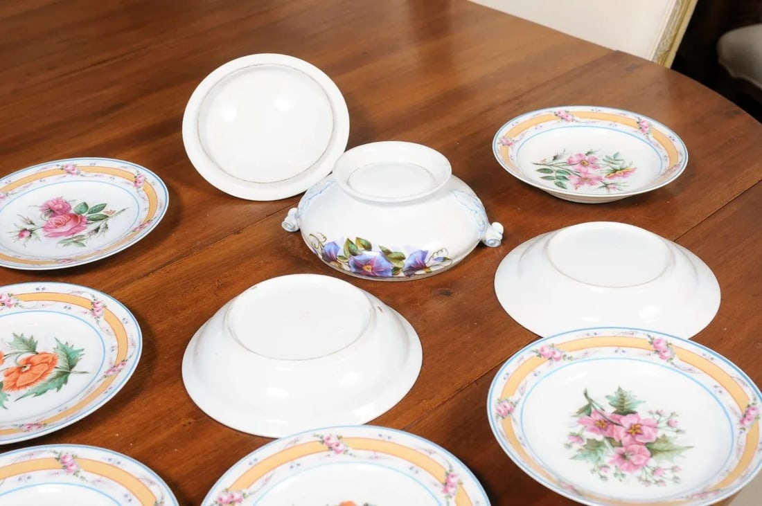 19th Century Porcelaine de Paris Floral Dish Set with Casserole and Plates Set- 9 Pieces - 5