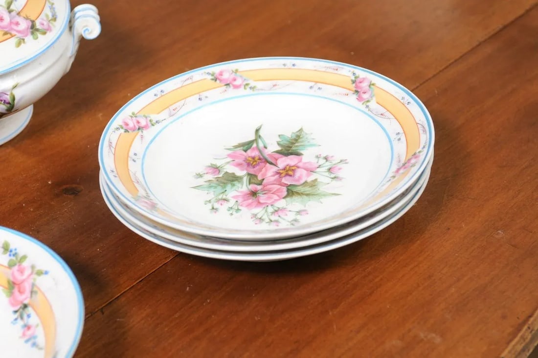 19th Century Porcelaine de Paris Floral Dish Set with Casserole and Plates Set- 9 Pieces - 9