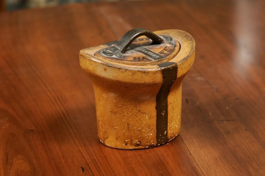 English 19th Century Pottery Container with Hat Box Shape and Petite Lid - 10