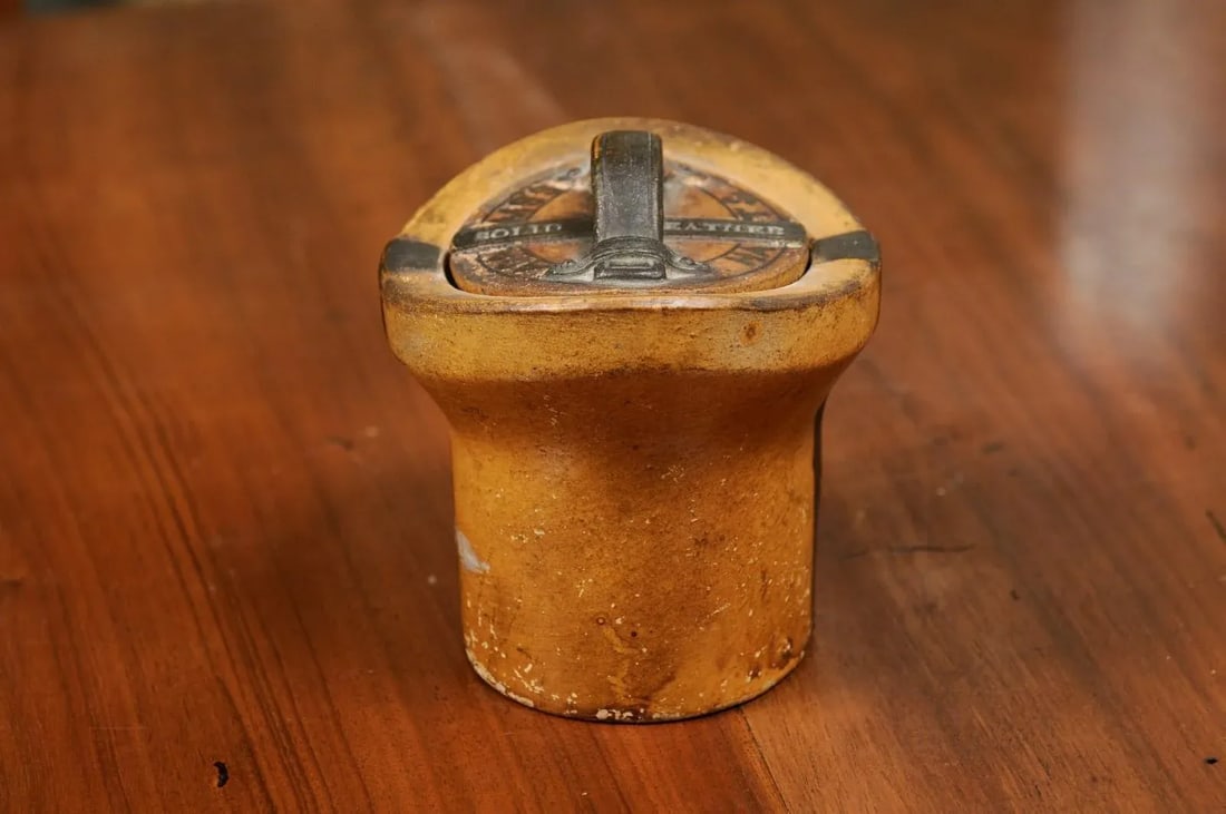 English 19th Century Pottery Container with Hat Box Shape and Petite Lid - 11