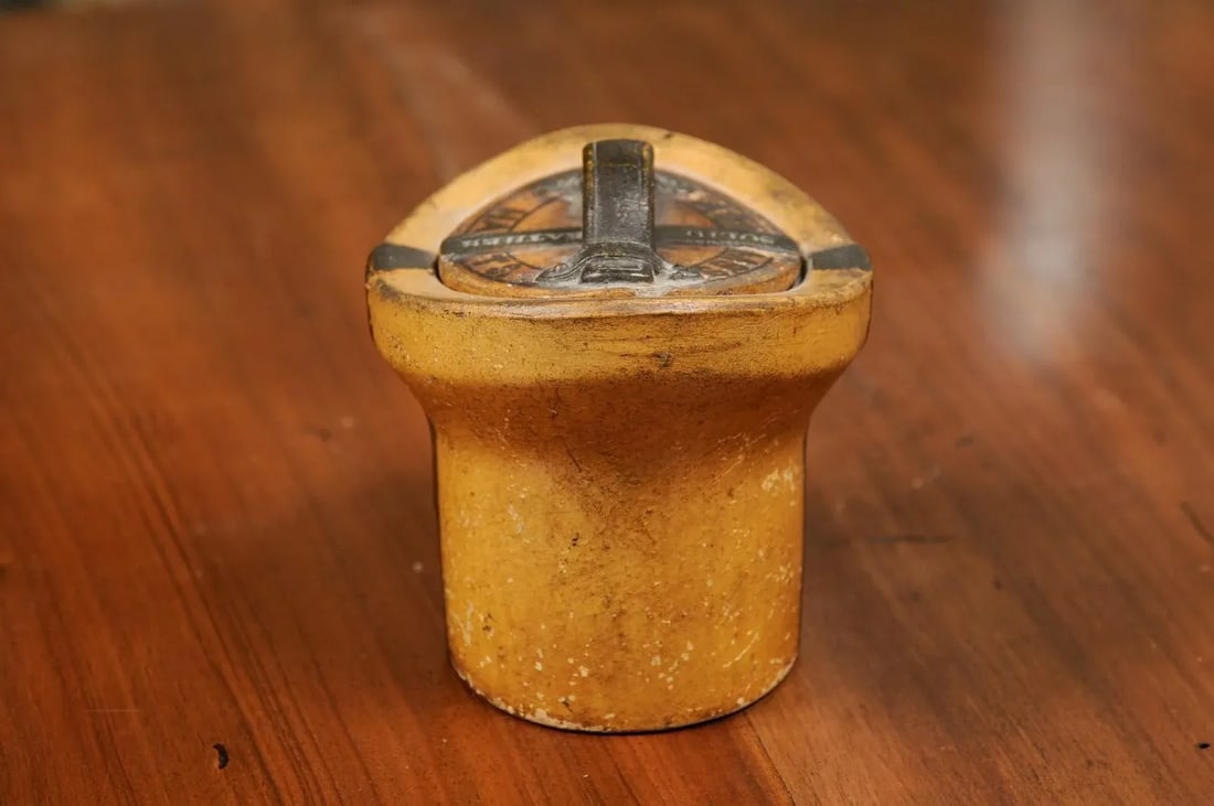 English 19th Century Pottery Container with Hat Box Shape and Petite Lid - 7