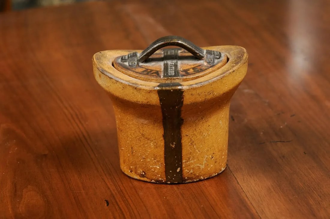 English 19th Century Pottery Container with Hat Box Shape and Petite Lid - 9