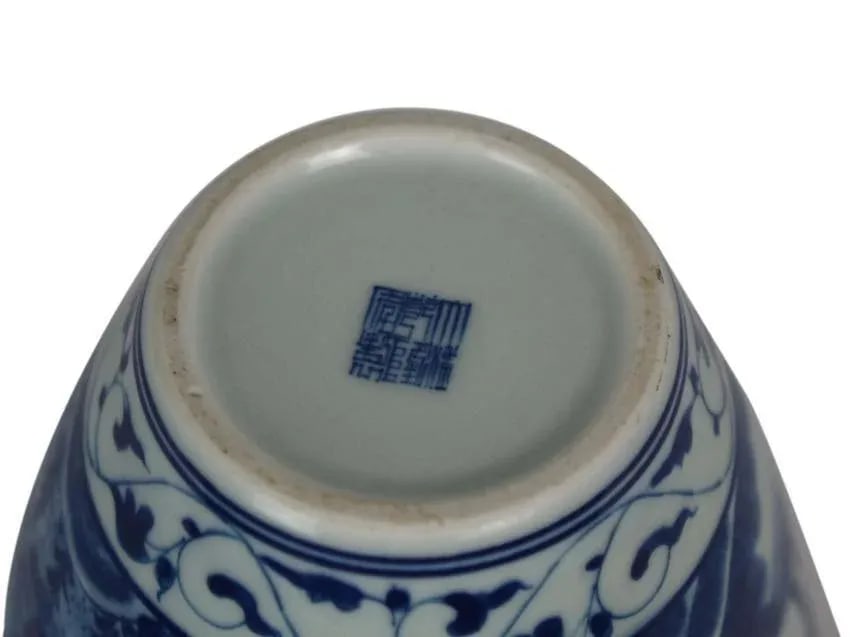 18th Century Chinese Porcelain Vase - 6