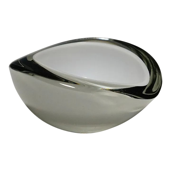 Small Bowl Designed by Kaj Frank for Nuutarjaervi Notsjo: Small Bowl Designed by Kaj Frank for Nuutarjaervi Notsjo A vintage art glass bowl designed by Kaj Frank for Nuutarjaervi Notsjo in the 1960s. Clear and white overlayed glass, cutted and polished rim. 