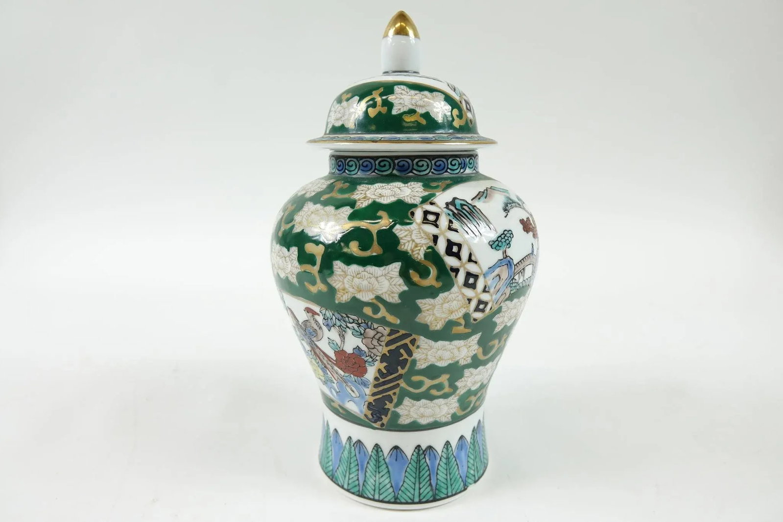 1960s Gold Imari Hand Painted Porcelain from Japan - 6
