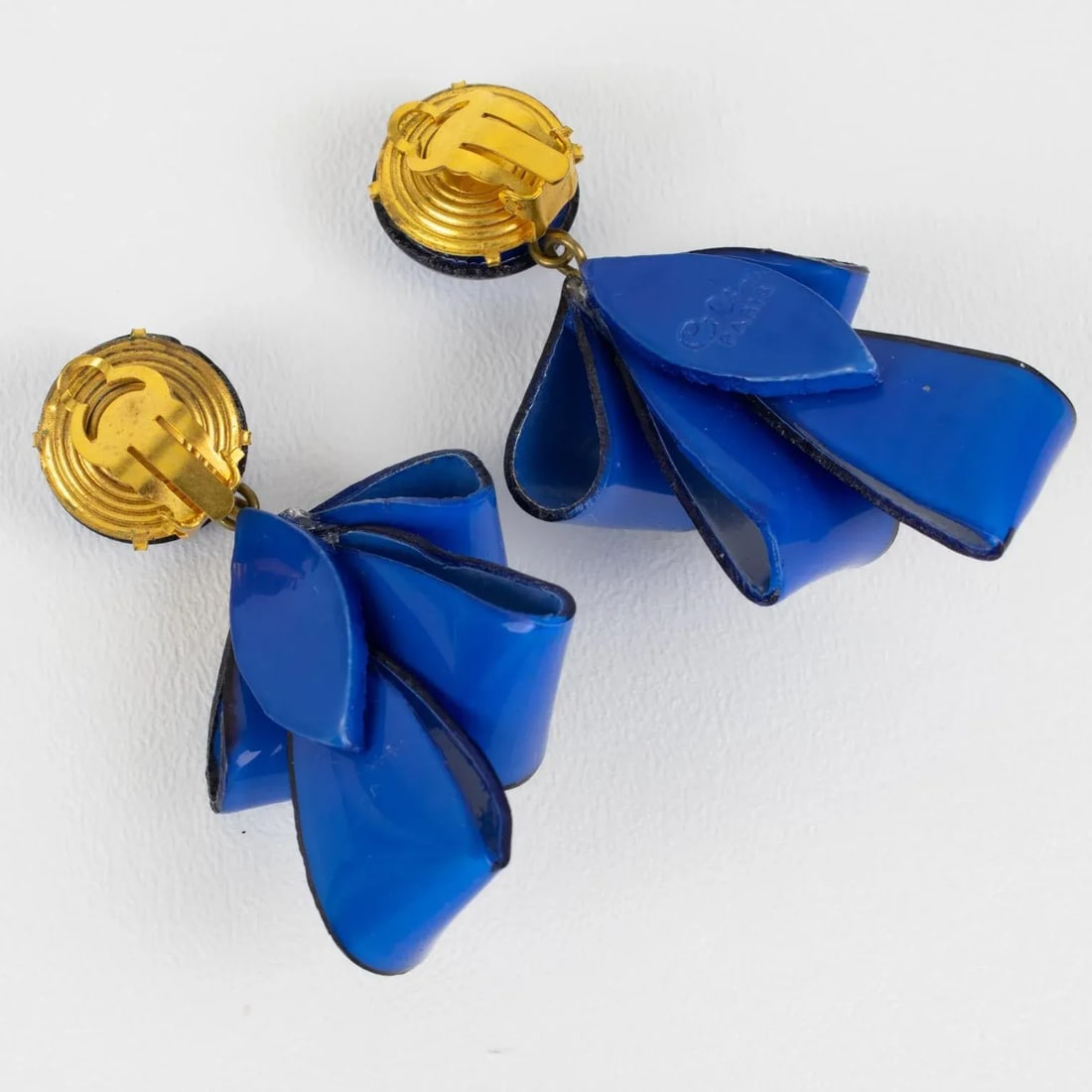 Cilea Paris Dangle Resin Pair of Clip Earrings Cobalt Blue Ribbons - 4