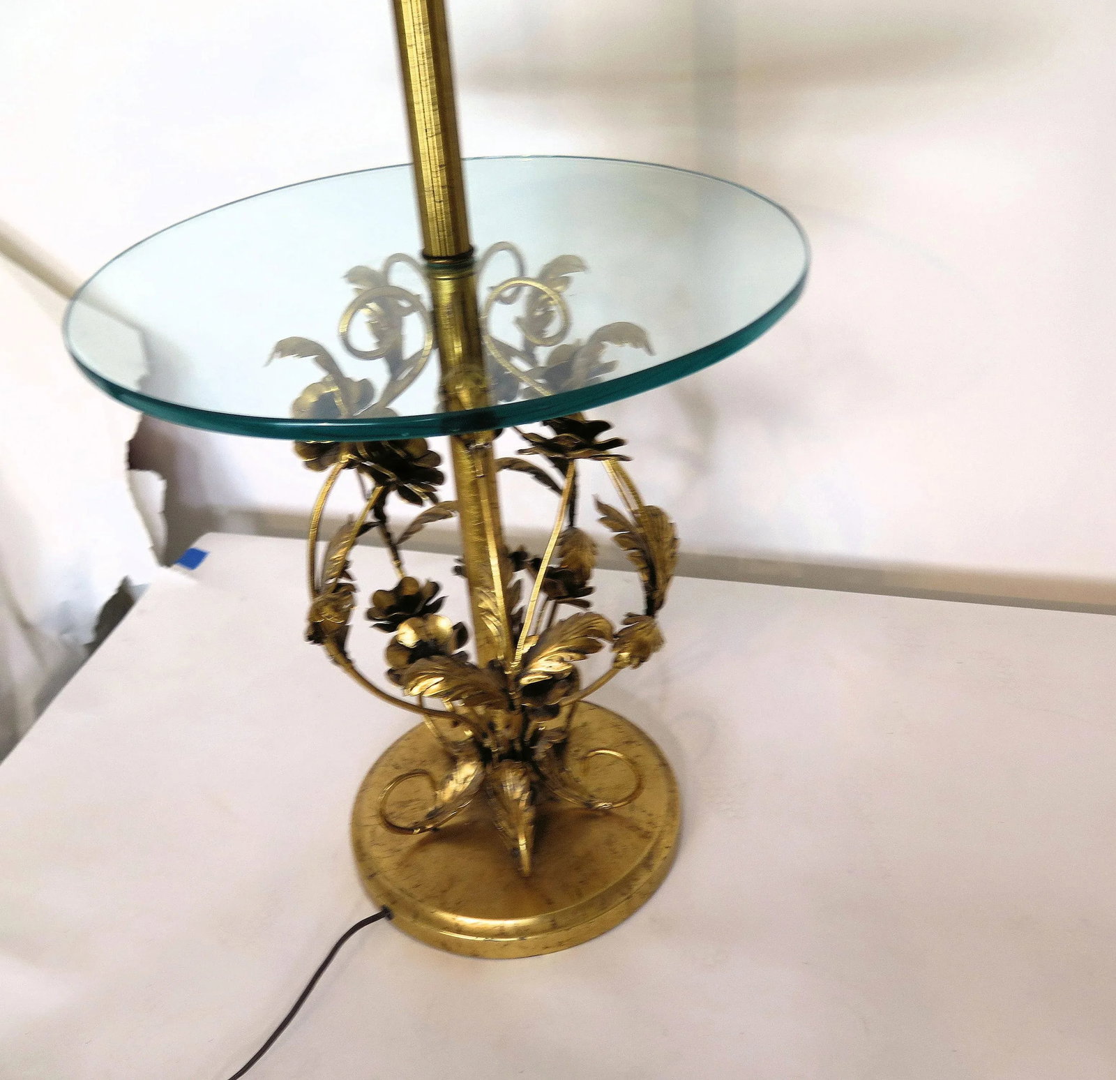 1970s Hollywood Regency Italian Tole Gold Leaf Floor Lamp - 5