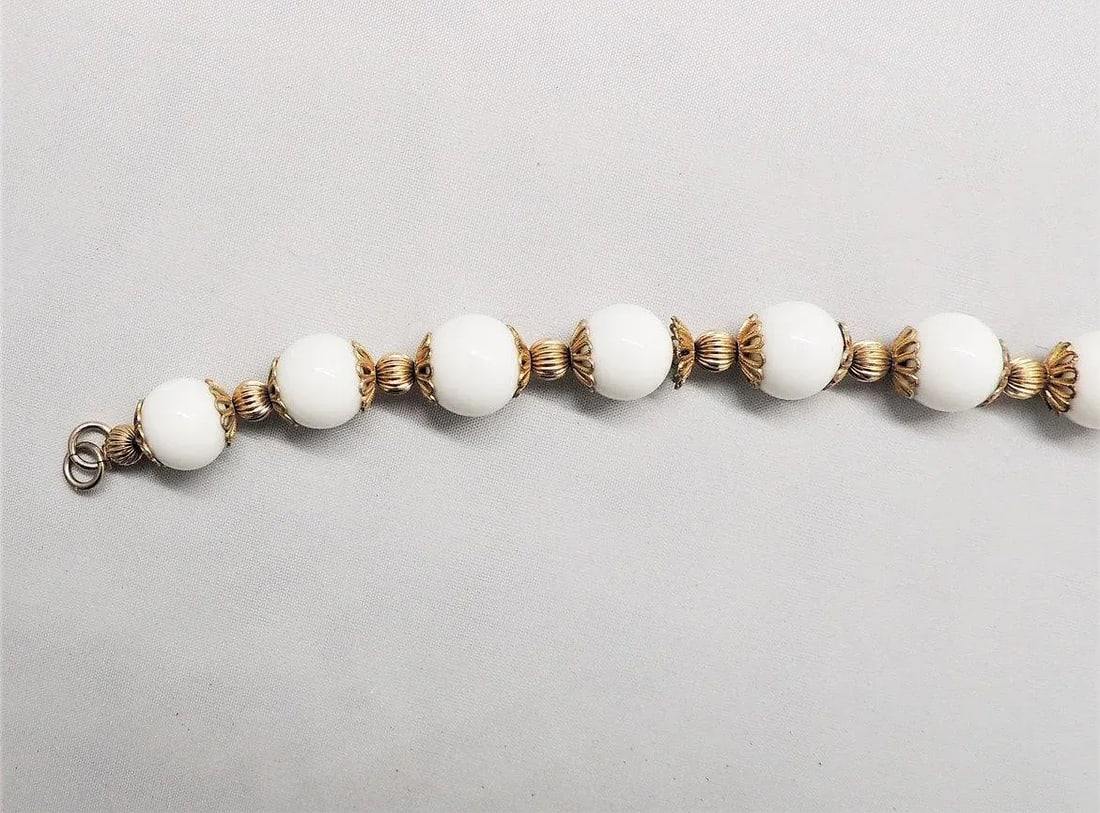 Vintage 1950s Signed Napier Goldtone White Resin Bead Bracelet - 4
