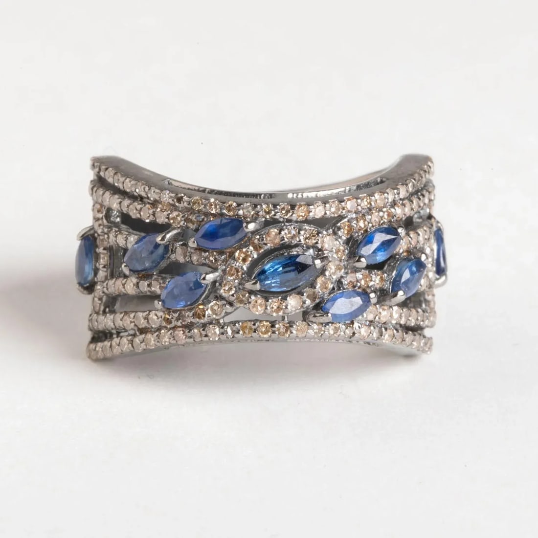 1990s Marquise Blue Sapphire and Diamond Ring - 3