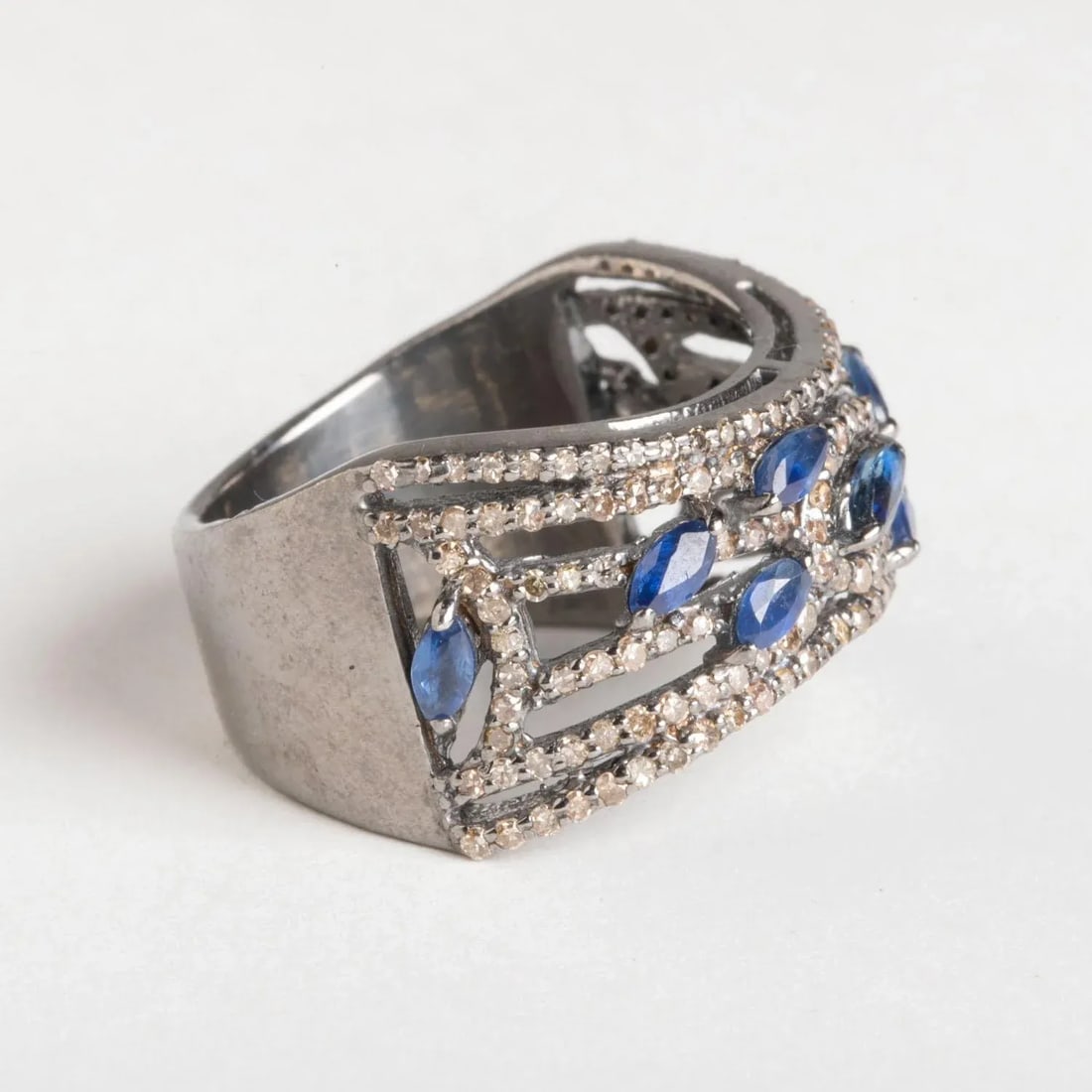 1990s Marquise Blue Sapphire and Diamond Ring - 4