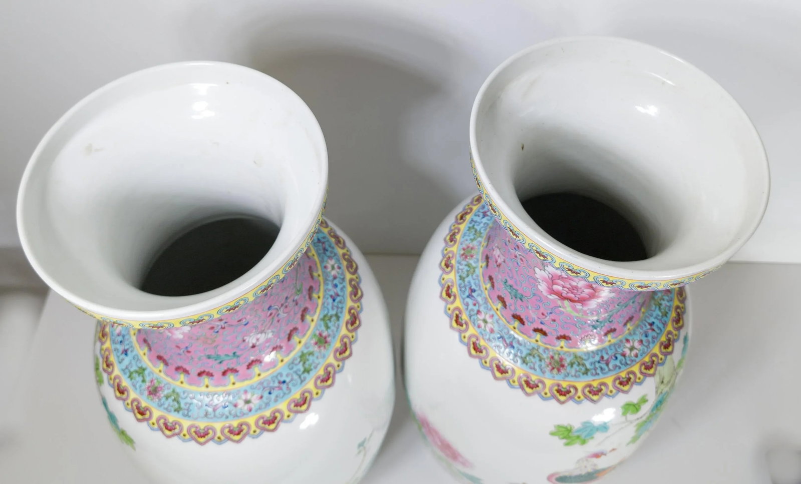 20th Century Pair of Chinese Famille Rose Decorative Chinoiserie Vases - 10