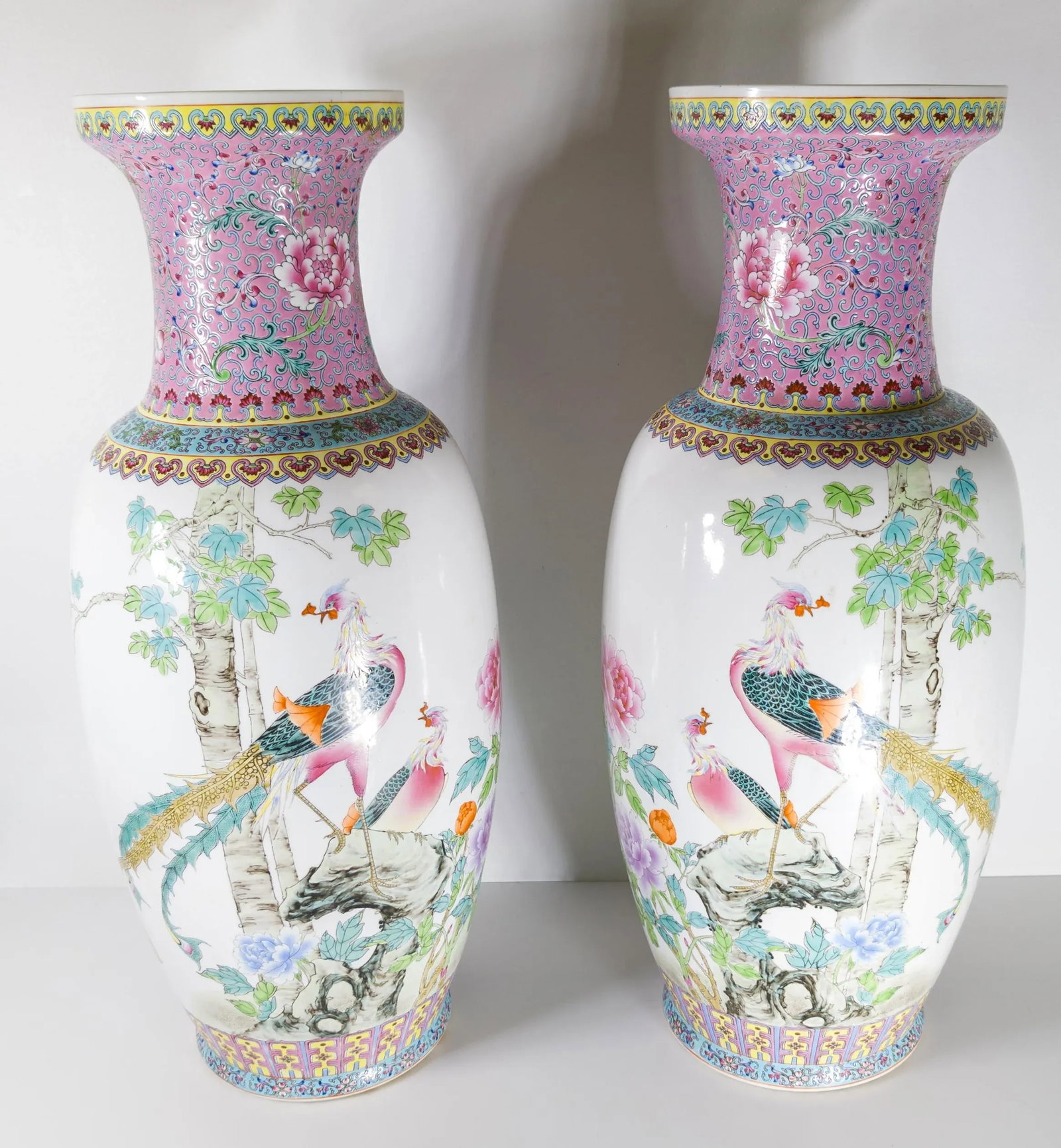 20th Century Pair of Chinese Famille Rose Decorative Chinoiserie Vases - 2